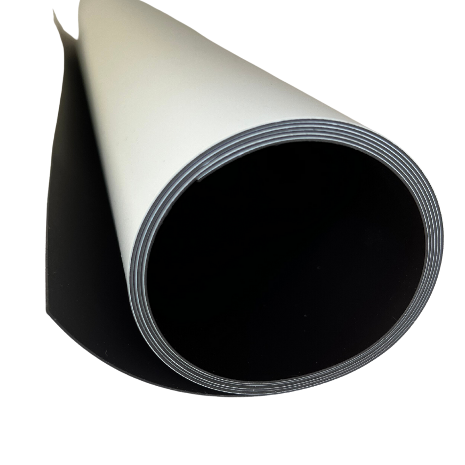 Lámina magnética de reverso blanco. Medidas: 620 mm de ancho x 0.4 mm de espesor.