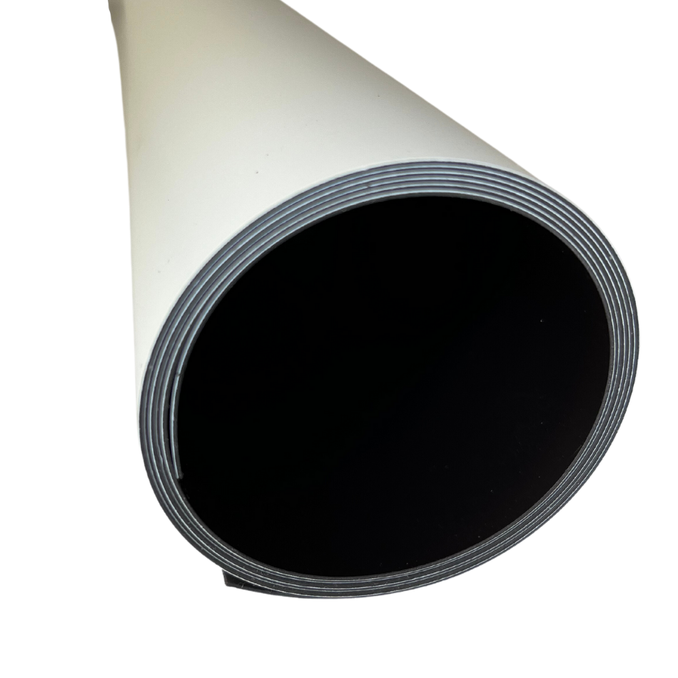 Lámina magnética de reverso blanco. Medidas: 620 mm de ancho x 0.4 mm de espesor.